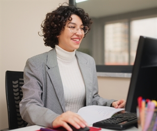 techy evaluator woman at laptop